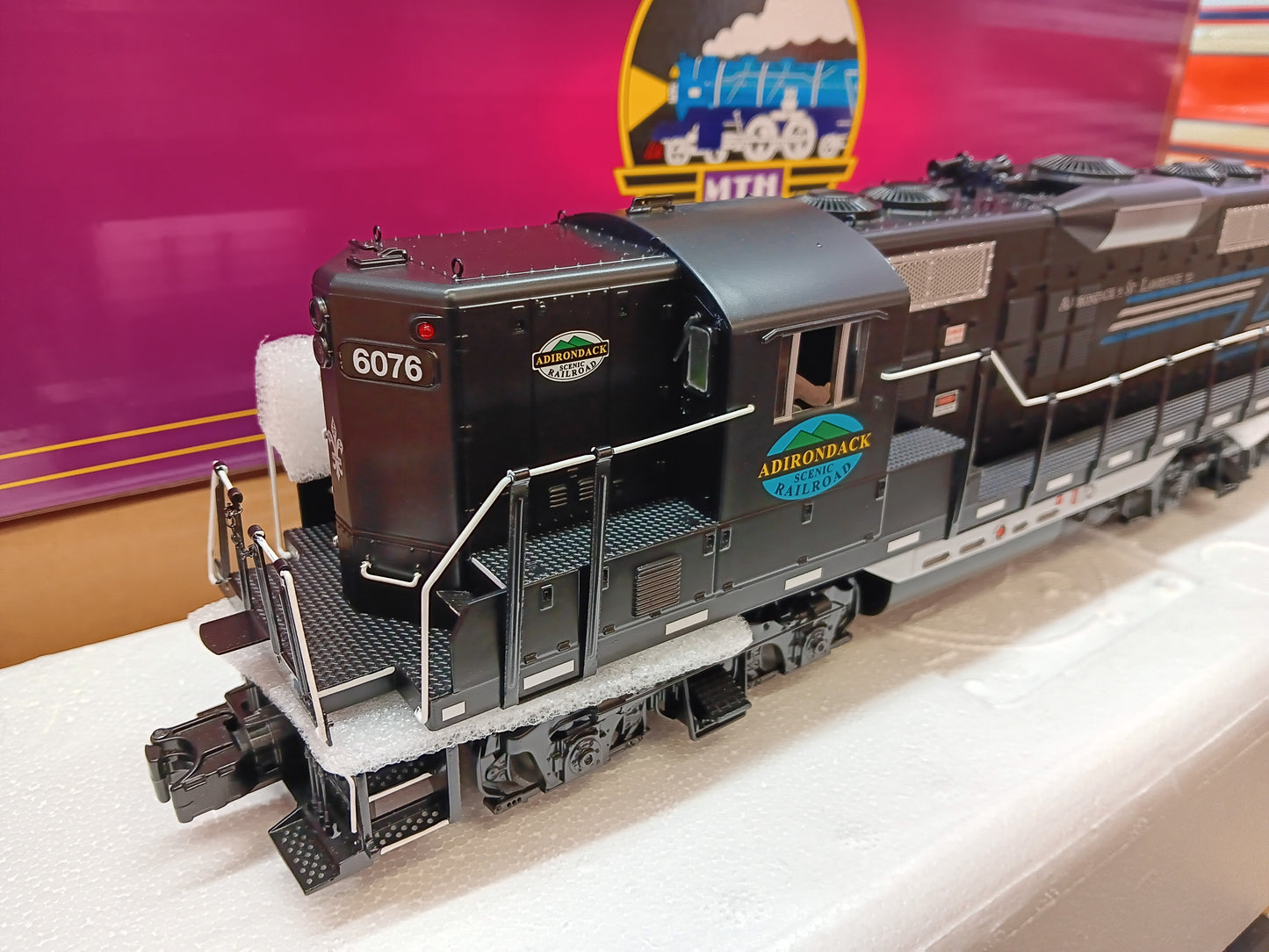( Now In Stock ) MTH Premier O Scale # 20-22024-1 ( Exclusive Custom Run ) Adirondack & St. Lawrence GP-9 # 6076