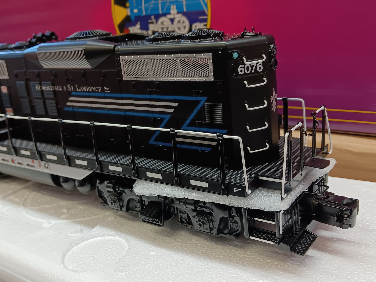 ( Now In Stock ) MTH Premier O Scale # 20-22024-1 ( Exclusive Custom Run ) Adirondack & St. Lawrence GP-9 # 6076