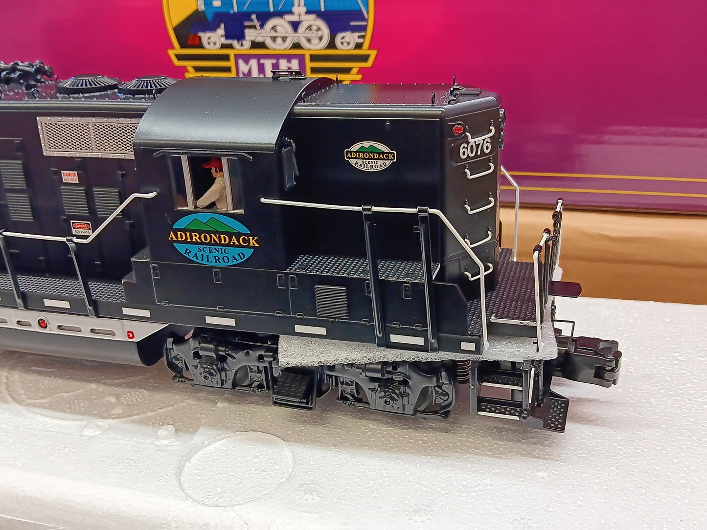 ( Now In Stock ) MTH Premier O Scale # 20-22024-1 ( Exclusive Custom Run ) Adirondack & St. Lawrence GP-9 # 6076