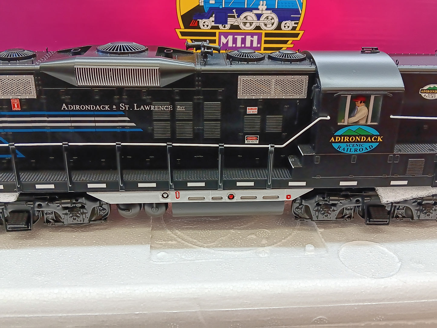 ( Now In Stock ) MTH Premier O Scale # 20-22024-1 ( Exclusive Custom Run ) Adirondack & St. Lawrence GP-9 # 6076