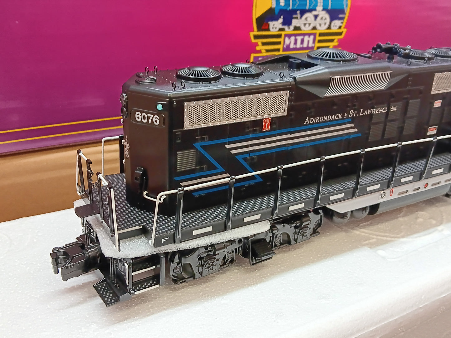 ( Now In Stock ) MTH Premier O Scale # 20-22024-1 ( Exclusive Custom Run ) Adirondack & St. Lawrence GP-9 # 6076