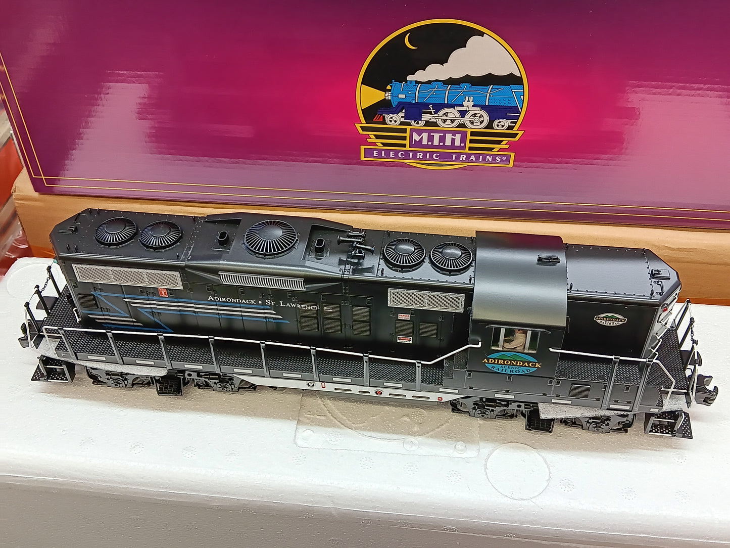 ( Now In Stock ) MTH Premier O Scale # 20-22024-1 ( Exclusive Custom Run ) Adirondack & St. Lawrence GP-9 # 6076