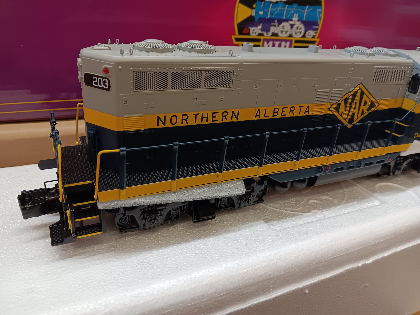 ( Now in Stock ) E-Z Catch Custom Northern Alberta Railway Cab 203 MTH Premier GP-9 # 20-22025-1