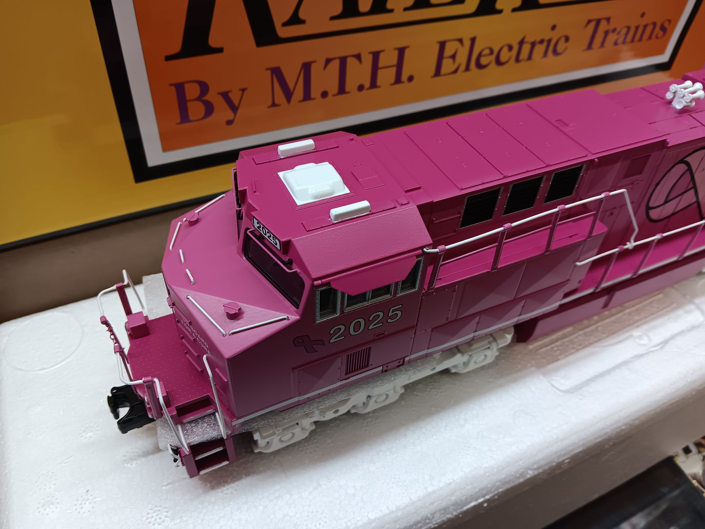 ( Now in Stock ) Cancer Awareness MTH # 30-21330-1 Custom Run E-Z Catch ES-44 with Pink Charging Lights