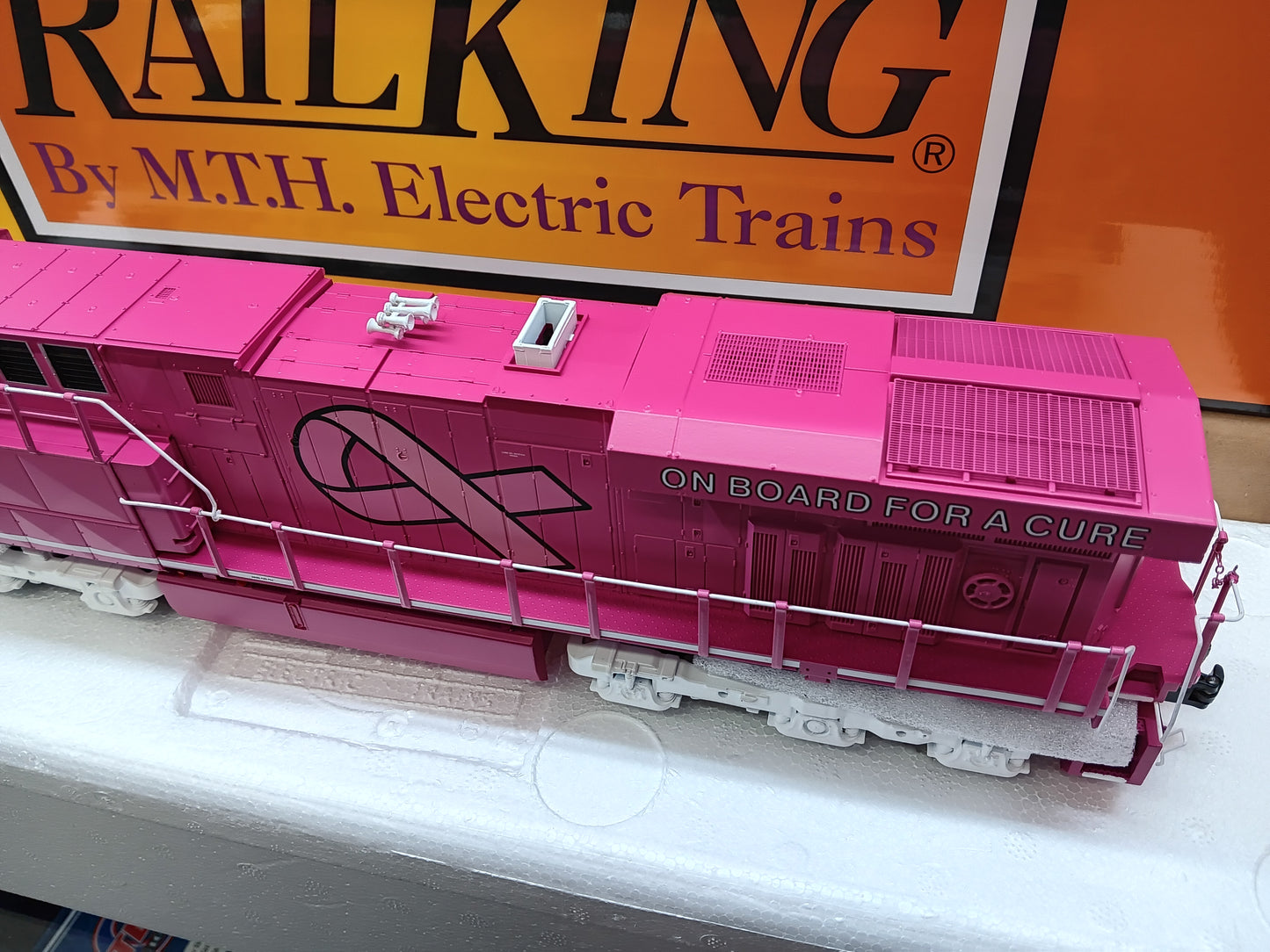 ( Now in Stock ) Cancer Awareness MTH # 30-21330-1 Custom Run E-Z Catch ES-44 with Pink Charging Lights