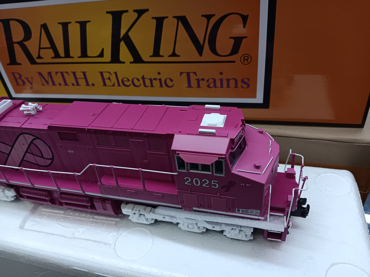( Now in Stock ) Cancer Awareness MTH # 30-21330-1 Custom Run E-Z Catch ES-44 with Pink Charging Lights