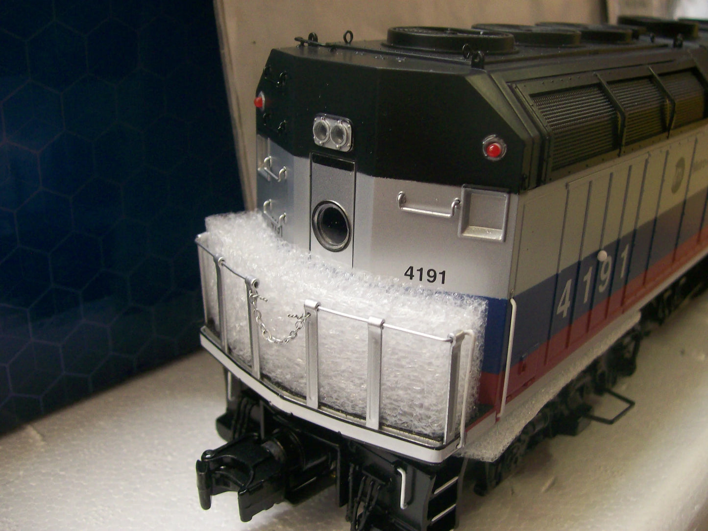 ( Sold Out ) Atlas O Scale Premier # 30138036 Metro North F40-PH Locomotive Cab # 4191