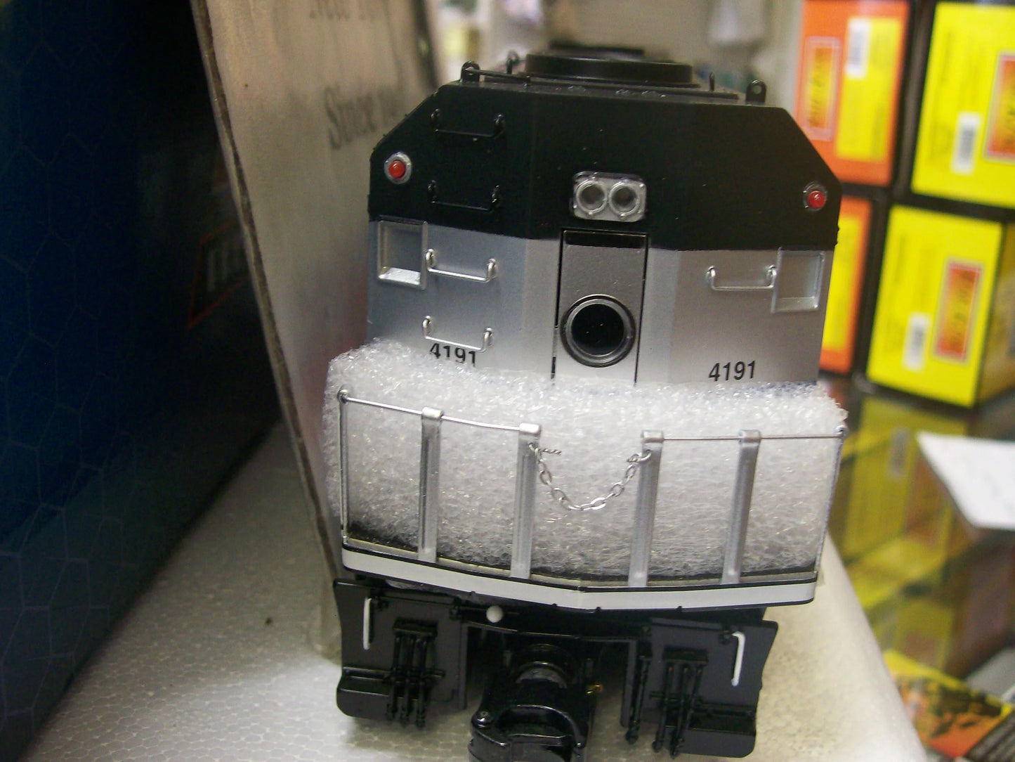 ( Sold Out ) Atlas O Scale Premier # 30138036 Metro North F40-PH Locomotive Cab # 4191