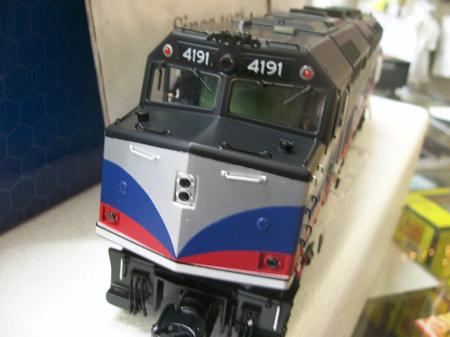 ( Sold Out ) Atlas O Scale Premier # 30138036 Metro North F40-PH Locomotive Cab # 4191