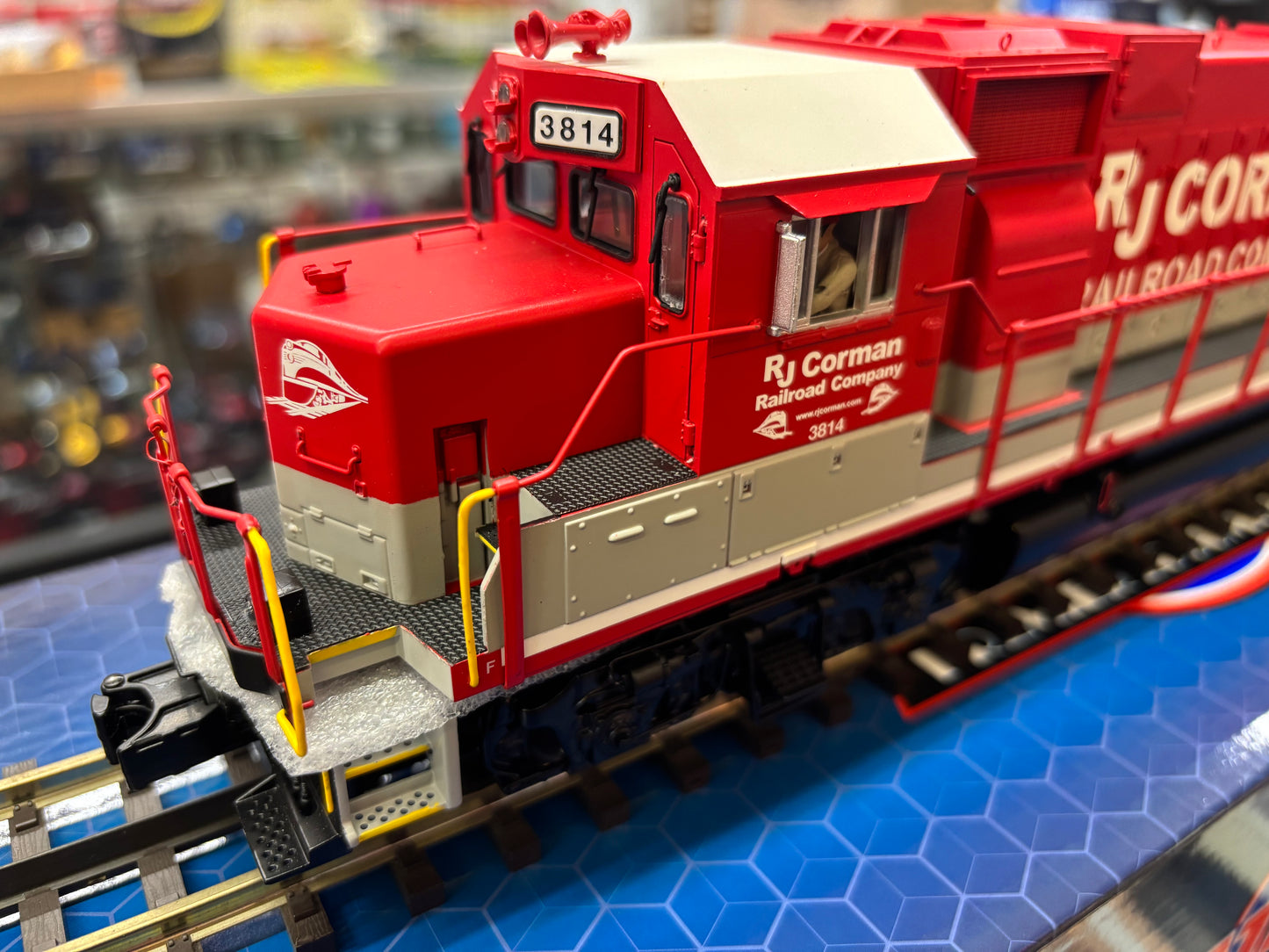 Now IN STOCK ( E-Z Catch RJ Corman GP38-3 Custom Atlas O Premier Cab # 3814 ( 3-rail )