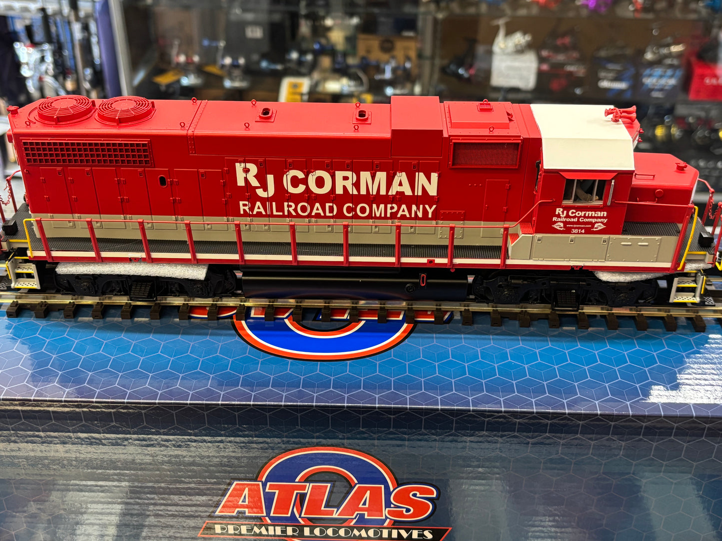 Now IN STOCK ( E-Z Catch RJ Corman GP38-3 Custom Atlas O Premier Cab # 3814 ( 3-rail )