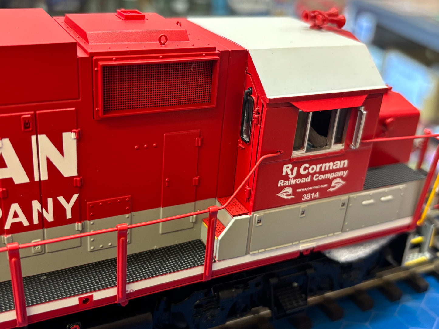 Now IN STOCK ( E-Z Catch RJ Corman GP38-3 Custom Atlas O Premier Cab # 3814 ( 3-rail )