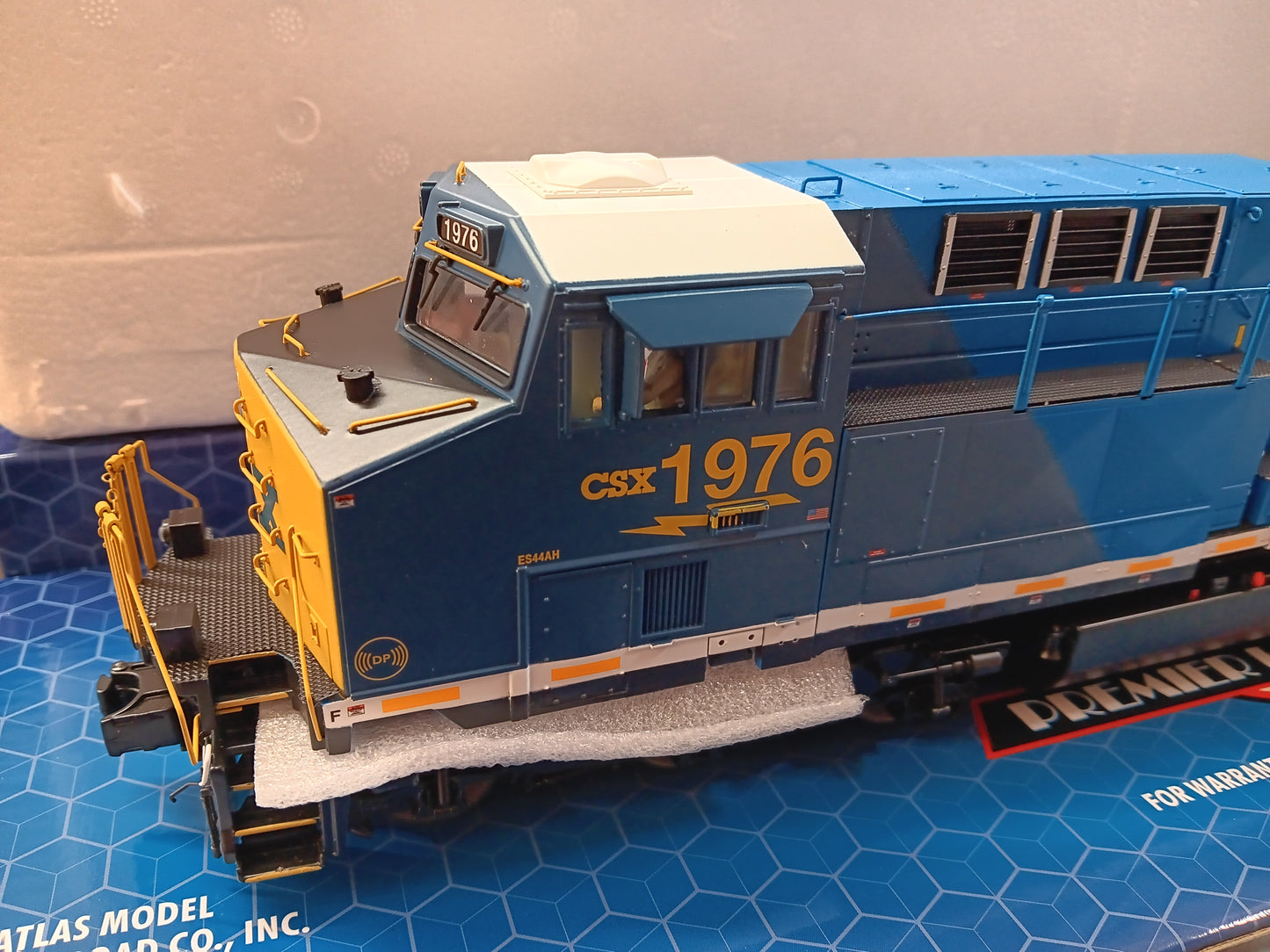 Now in Stock ** FREE SHIPPING ** Atlas O # 30138418 3RL PREMIER ES44 CSX [CONRAIL HERITAGE] #1976
