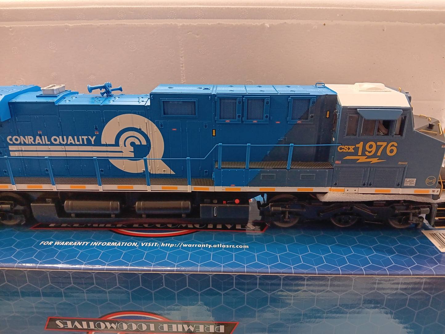 Now in Stock ** FREE SHIPPING ** Atlas O # 30138418 3RL PREMIER ES44 CSX [CONRAIL HERITAGE] #1976