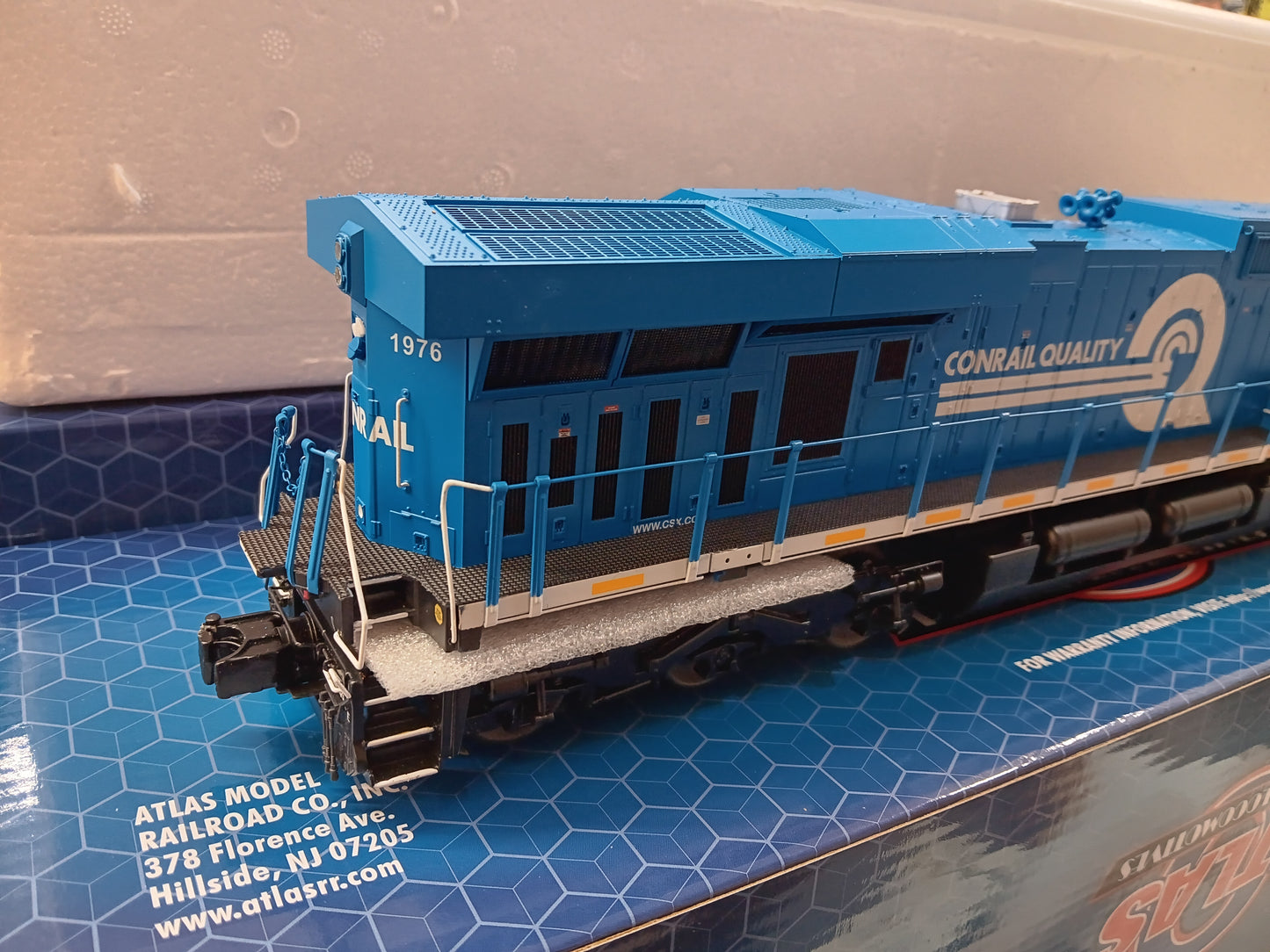 Now in Stock ** FREE SHIPPING ** Atlas O # 30138418 3RL PREMIER ES44 CSX [CONRAIL HERITAGE] #1976