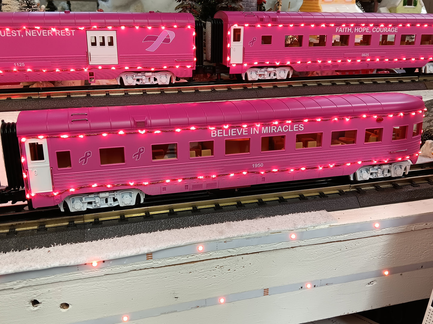 MTH E-Z CATCH CUSTOM FOUR CAR CANCER AWARENESS PASSENGER SET W/ RED LED LIGHTS
