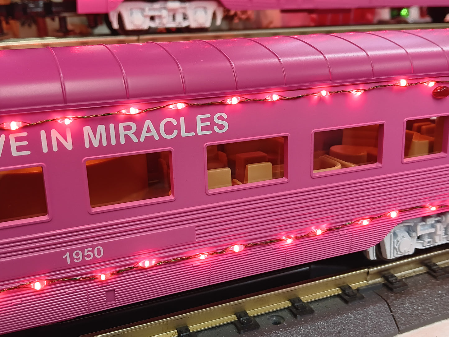 MTH E-Z CATCH CUSTOM FOUR CAR CANCER AWARENESS PASSENGER SET W/ RED LED LIGHTS