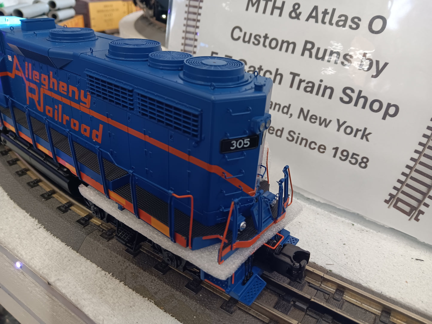 E-Z Catch Custom Run Buffalo & Pittsburgh GP35 MTH 20-22106-1 Premier Cab # 305 with Ditch Lights
