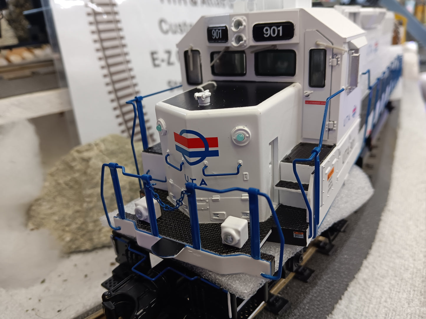 Atlas O # 30138579 PREMIER GP40 LOCOMOTIVE UTA 901 (WHITE/RED/BLUE) - 3RL