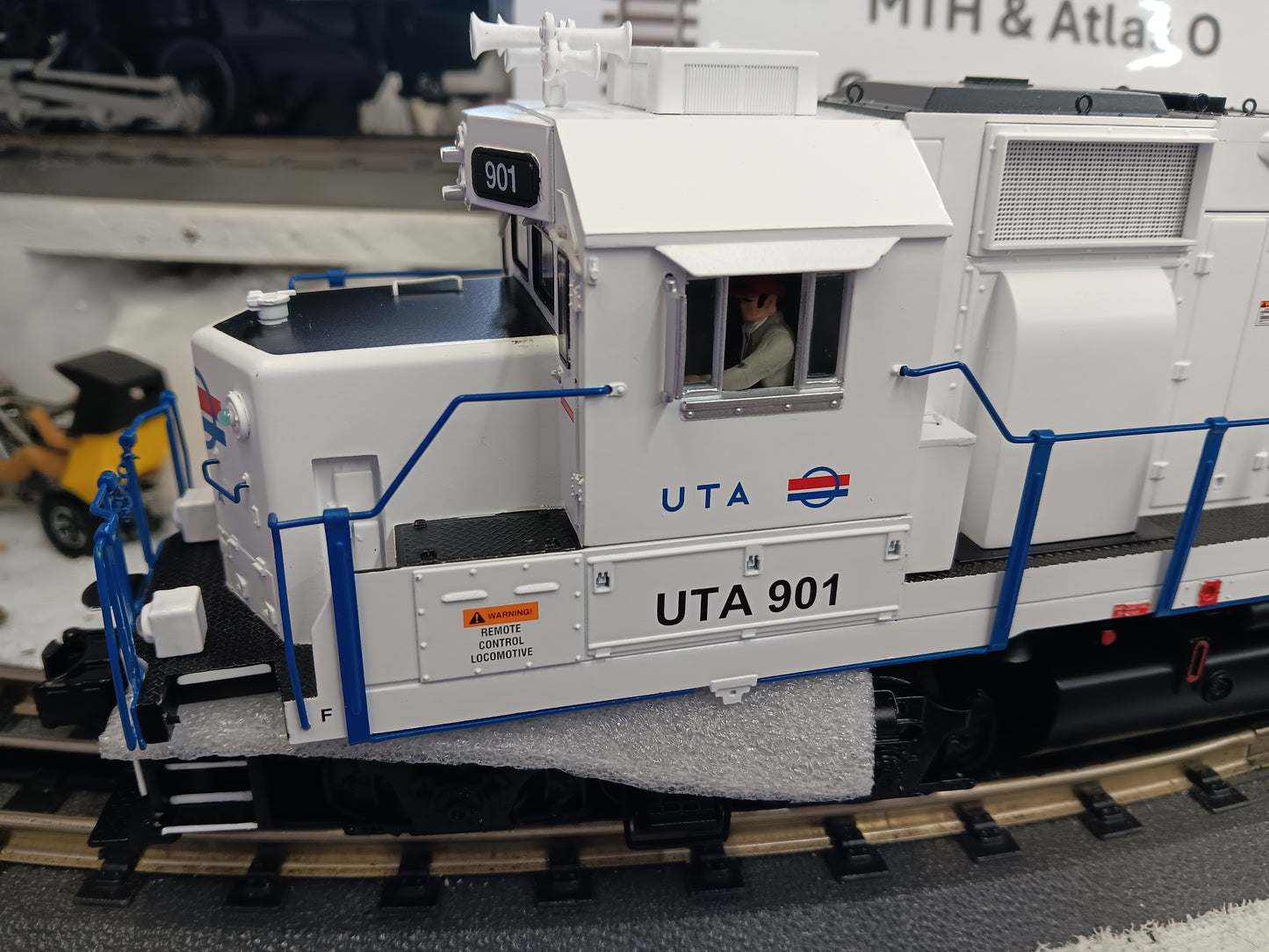 Atlas O # 30138579 PREMIER GP40 LOCOMOTIVE UTA 901 (WHITE/RED/BLUE) - 3RL