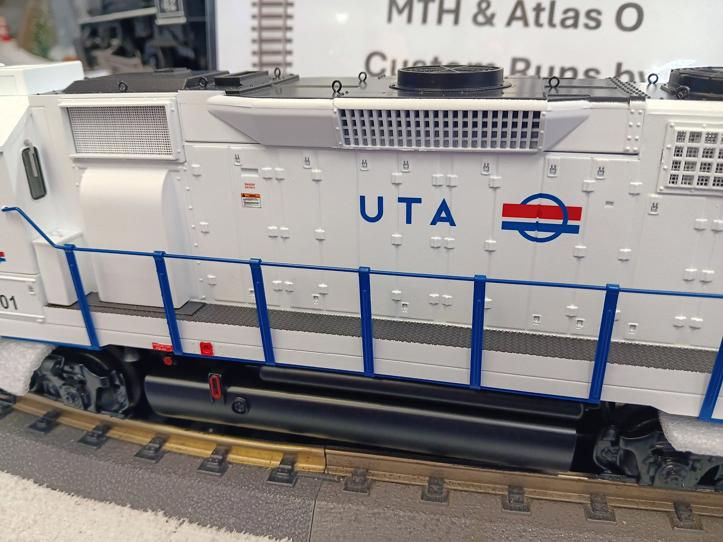 Atlas O # 30138579 PREMIER GP40 LOCOMOTIVE UTA 901 (WHITE/RED/BLUE) - 3RL