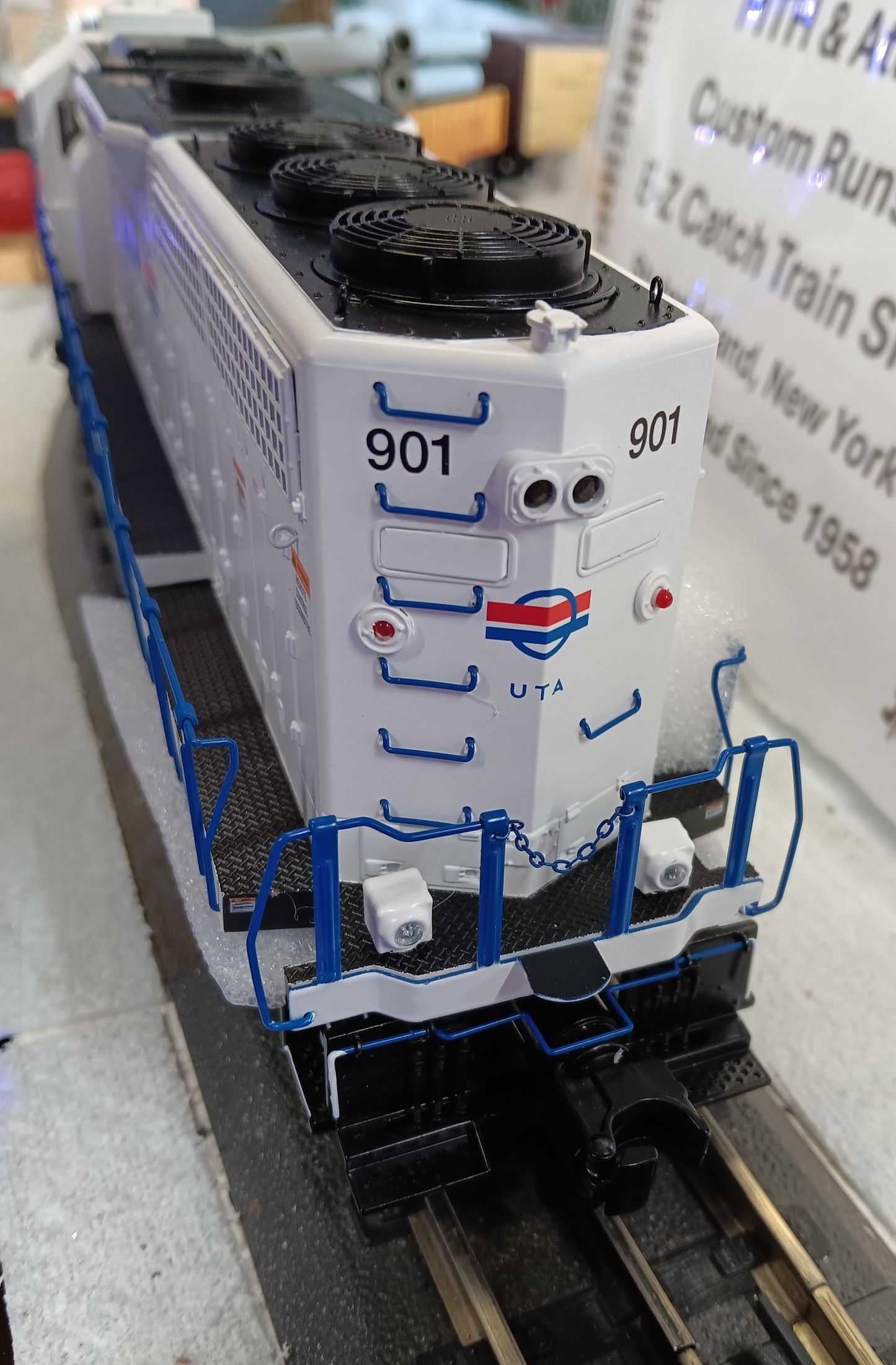 Atlas O # 30138579 PREMIER GP40 LOCOMOTIVE UTA 901 (WHITE/RED/BLUE) - 3RL