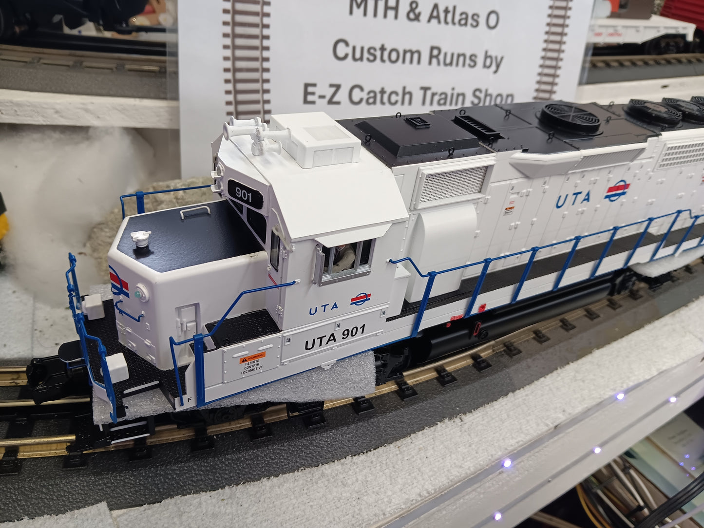 Atlas O # 30138579 PREMIER GP40 LOCOMOTIVE UTA 901 (WHITE/RED/BLUE) - 3RL