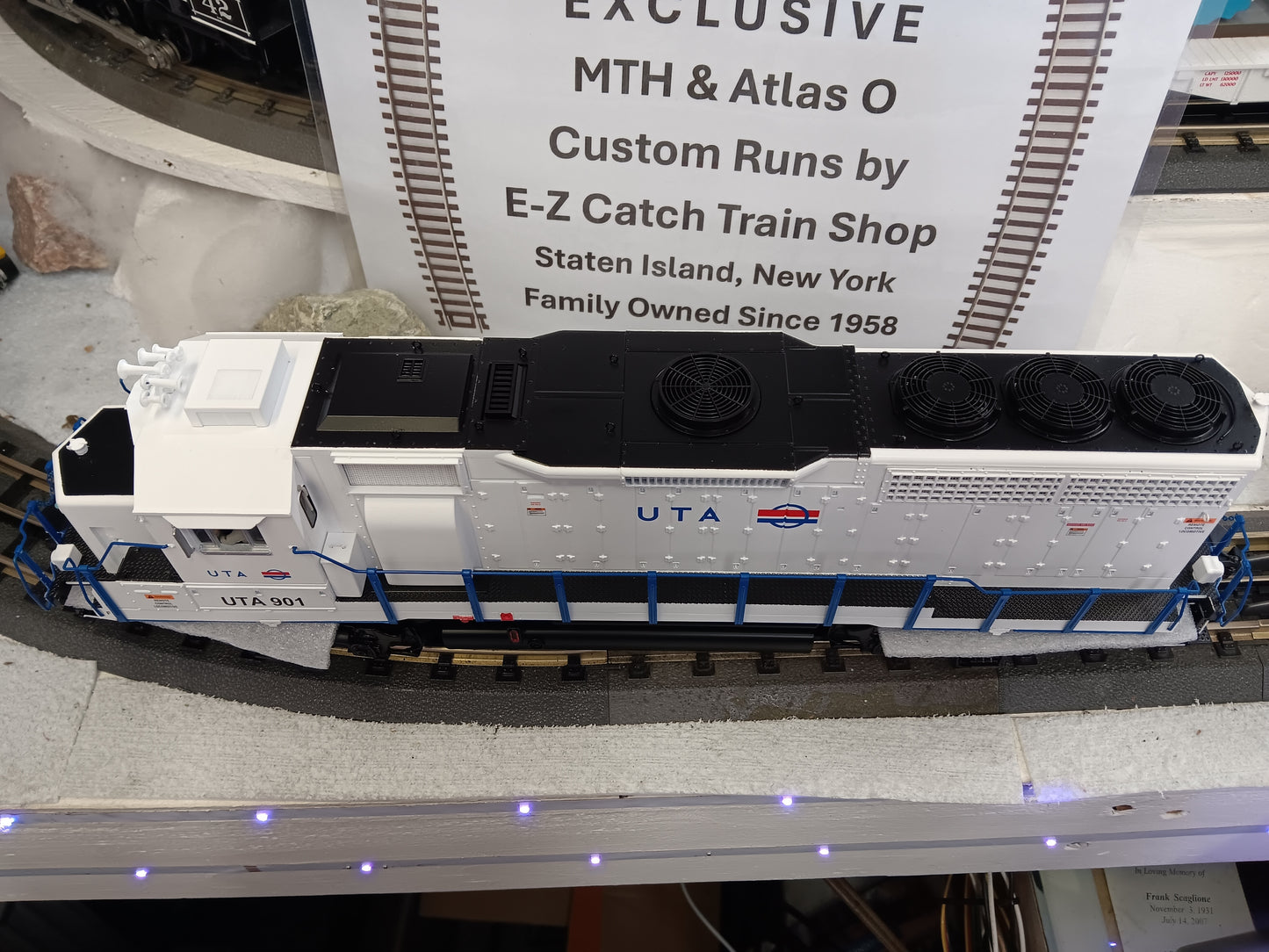 Atlas O # 30138579 PREMIER GP40 LOCOMOTIVE UTA 901 (WHITE/RED/BLUE) - 3RL