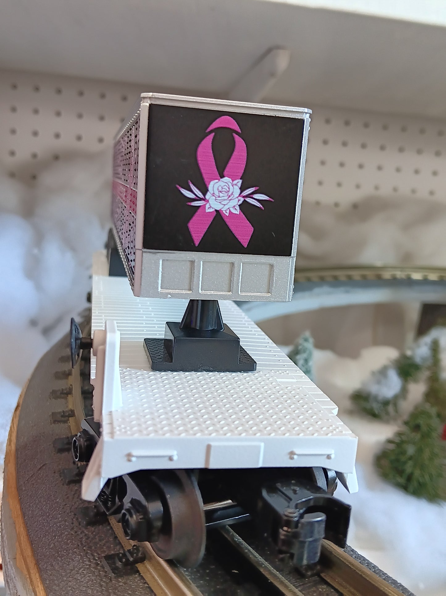 Custom MTH RailKing # 30‑76979 Cure 8 Cancer Awareness Flat Car w/ 40’ Trailer