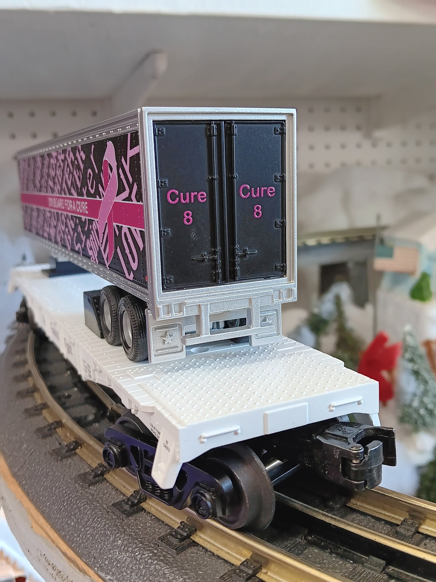Custom MTH RailKing # 30‑76979 Cure 8 Cancer Awareness Flat Car w/ 40’ Trailer