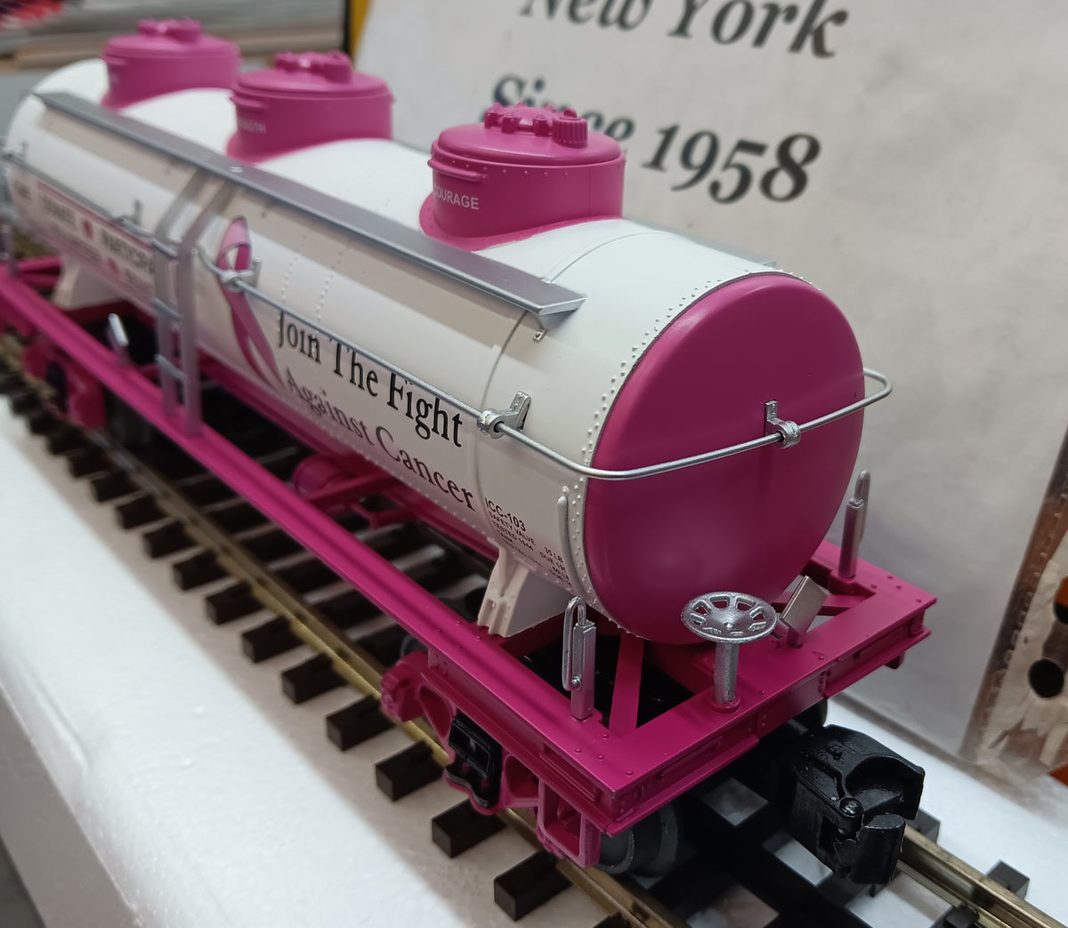 E-Z Catch Custom MTH RailKing # 30-73671 Cancer Awareness 3-Dome Tank Car Rd # Cure 6