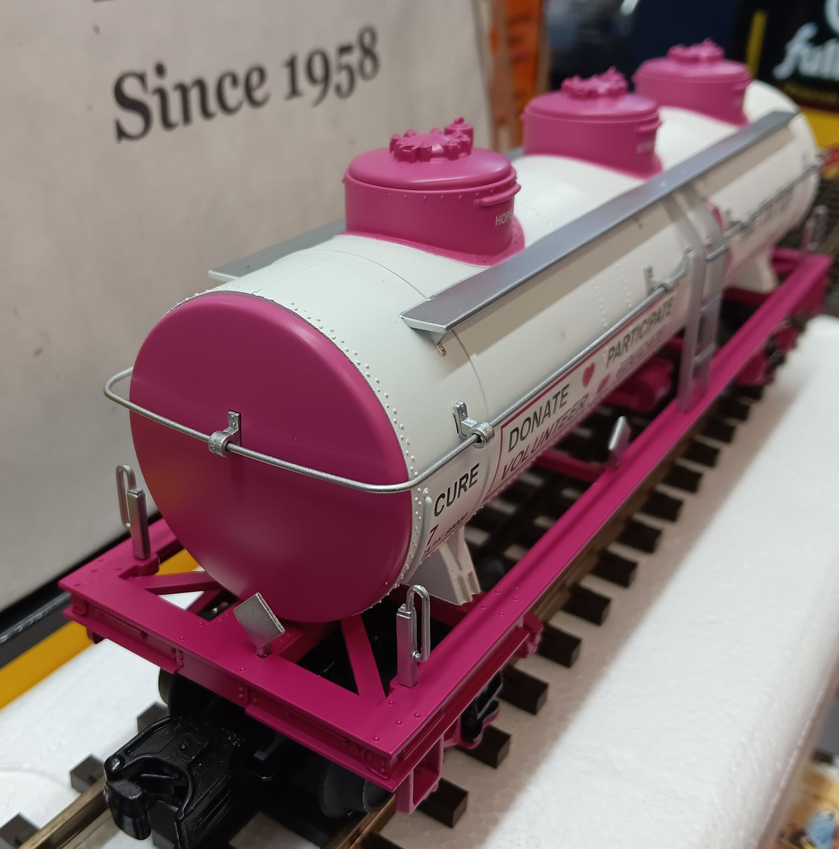 E-Z Catch Custom MTH RailKing # 30-73672 Cancer Awareness 3-Dome Tank Car Rd # Cure 7