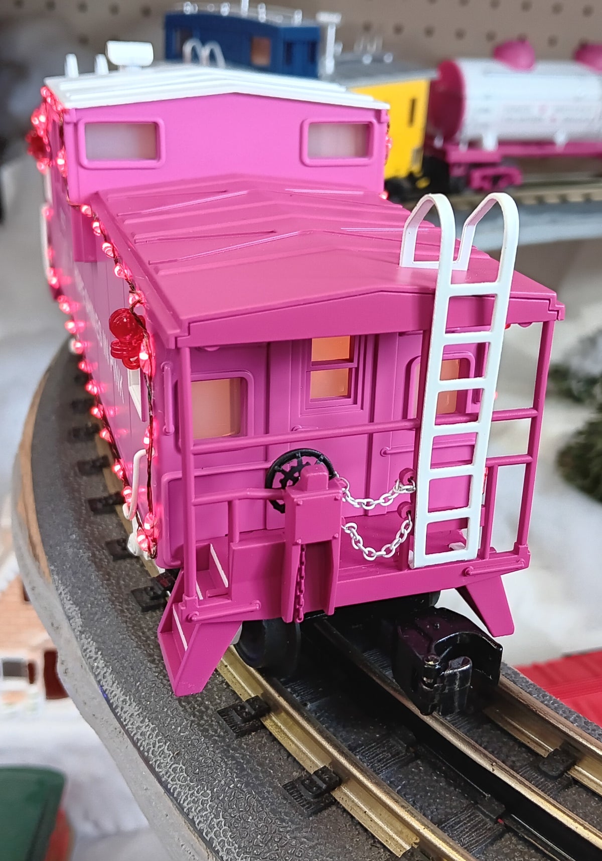 E-Z Catch Custom MTH RailKing # 30-77441 O Gauge Cancer Awareness Extended Vision Caboose with LED Lights Rd # 2027
