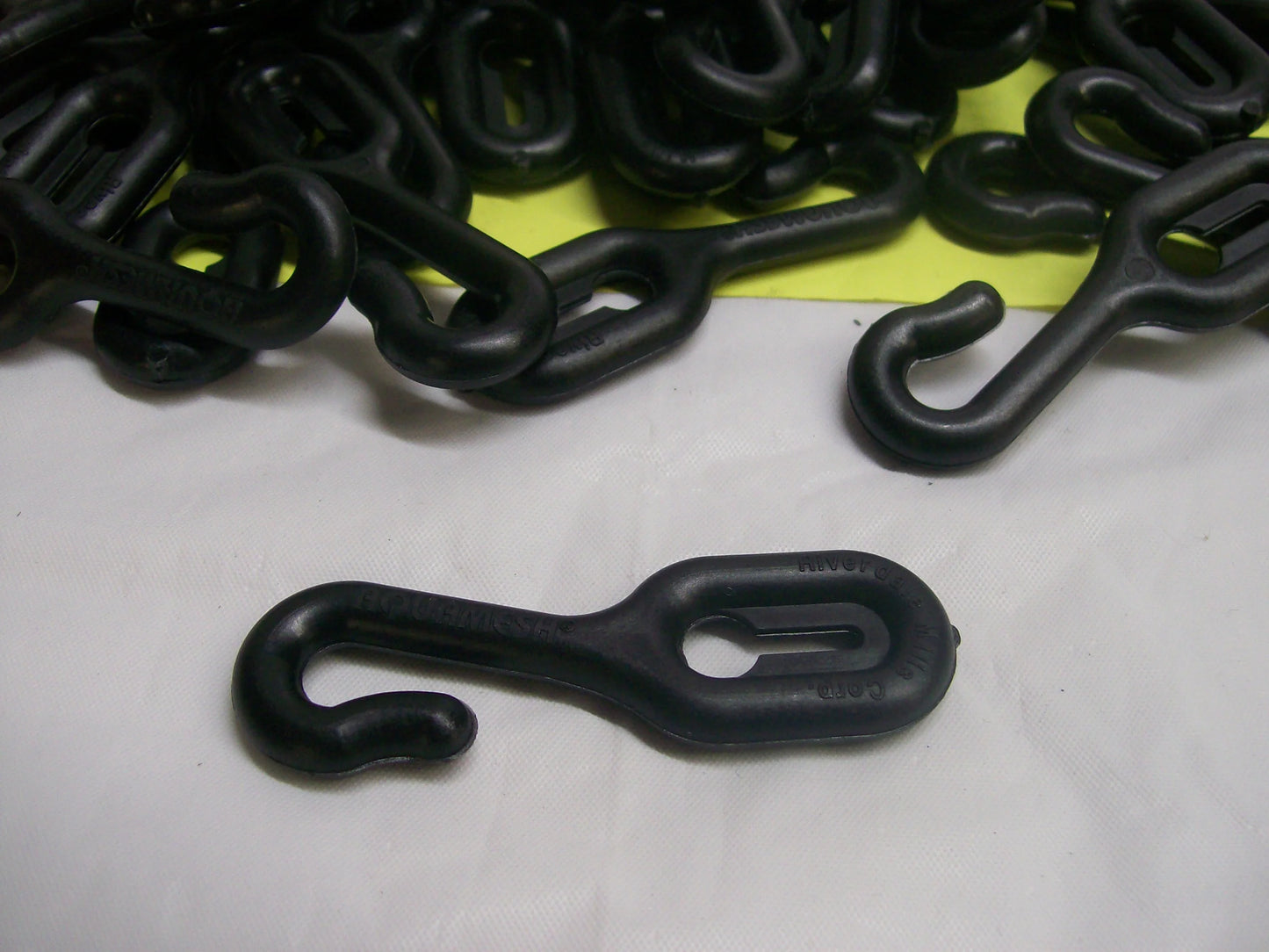E-Z Catch 50 Count Black Plastic Crab Pot & Trap Hooks  Fit's 3/16 & 1/4" Bungee