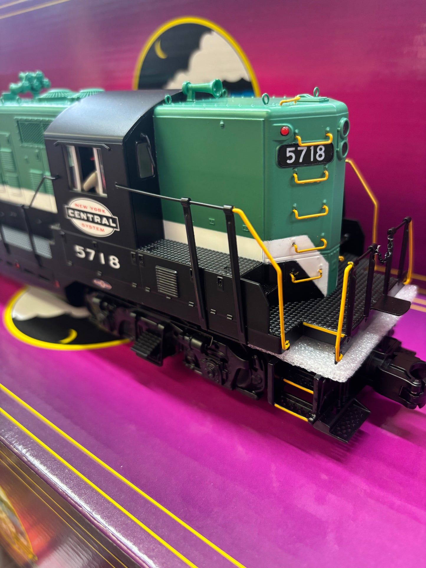 NOW IN STOCK E-Z Catch MTH Premier O Scale # 20-22020-1 ( Exclusive Custom Run ) Pittsburgh & Lake Erie GP-7 Diesel