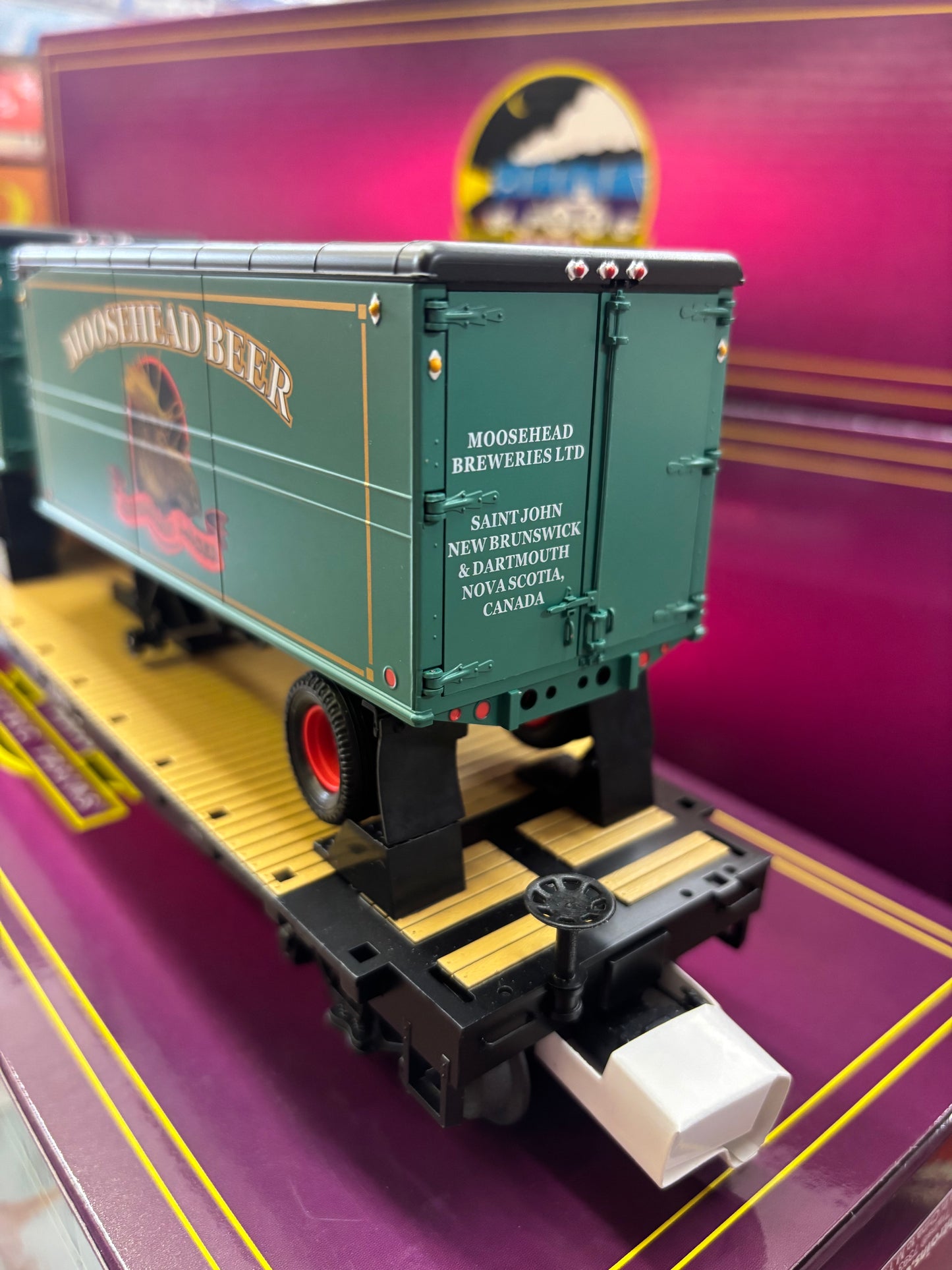 E-Z Catch Custom MTH Premier # 20-95760  Canadian National Flat with Moosehead Beer Pup Trailers Rd # 48997