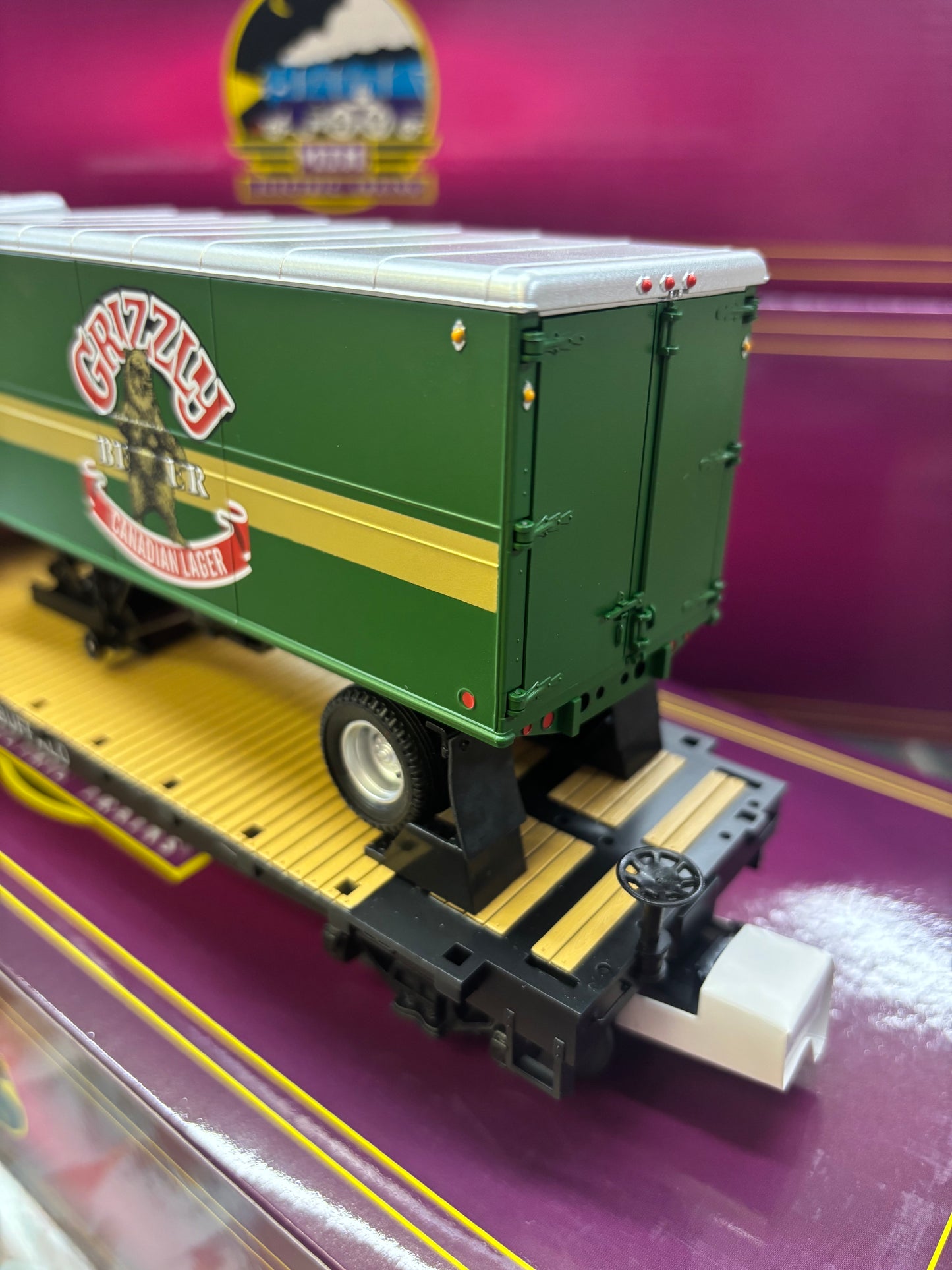 E-Z Catch Custom MTH # 20-95762 Toranto Hamilton & Buffalo Flatcar w/ Grizzly Beer Pup # 1899
