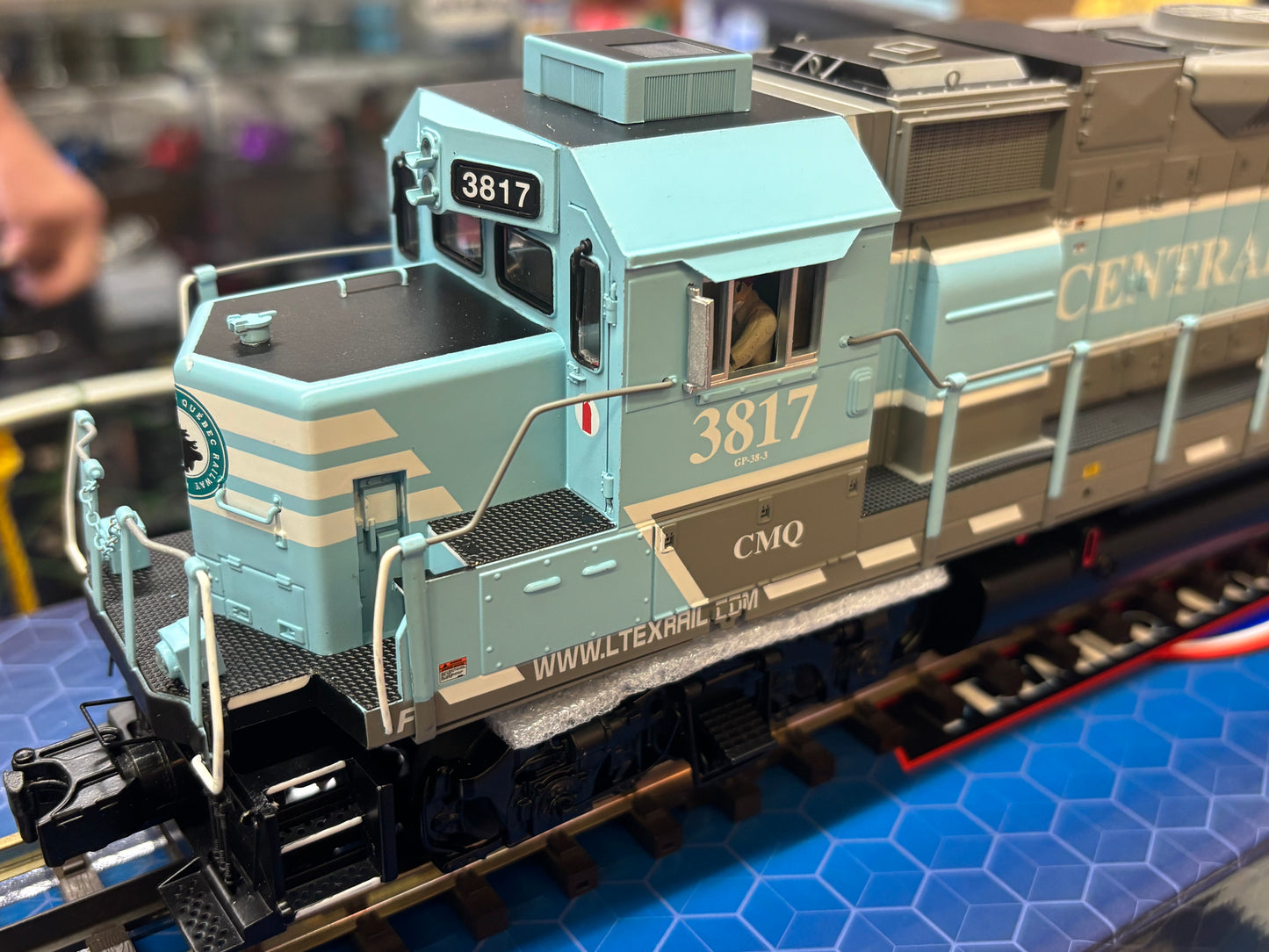 Now IN STOCK ( E-Z Catch Custom Atlas O GP-38-3 Central Maine & Quebec Cab # 3817 ( 3-Rail )