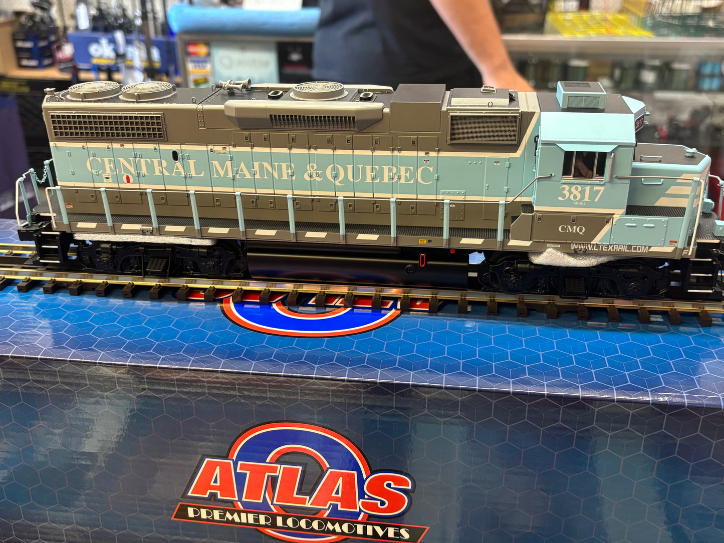 Now IN STOCK ( E-Z Catch Custom Atlas O GP-38-3 Central Maine & Quebec Cab # 3817 ( 3-Rail )