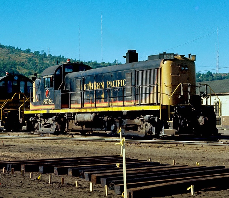 *PRE-ORDER* MTH # 20-22149-1 Premier New Tooling RS-3 Northern Pacific Cab # 858 - 3RL