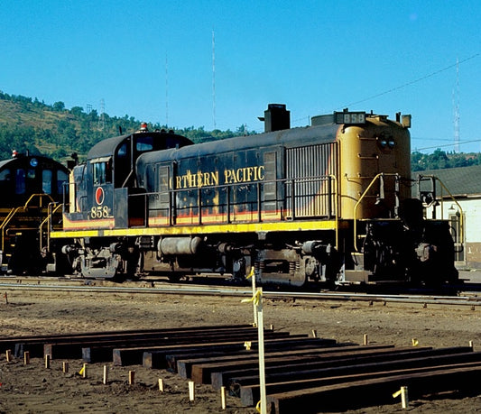 *PRE-ORDER* MTH # 20-22149-1 Premier New Tooling RS-3 Northern Pacific Cab # 858 - 3RL