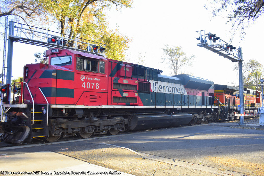 *PRE-ORDER* MTH Premier # 20-22177-1 New Tooling SD70ACe Ferromex Cab # 4076 - 3RL